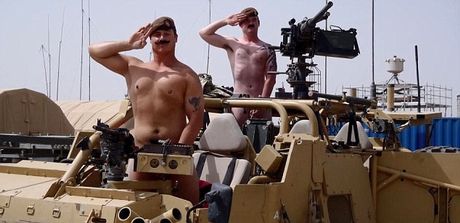 Οι Βρετανοί γδύνονται και ποζάρουν για να υποστηρίξουν τον πρίγκιπα Χάρι